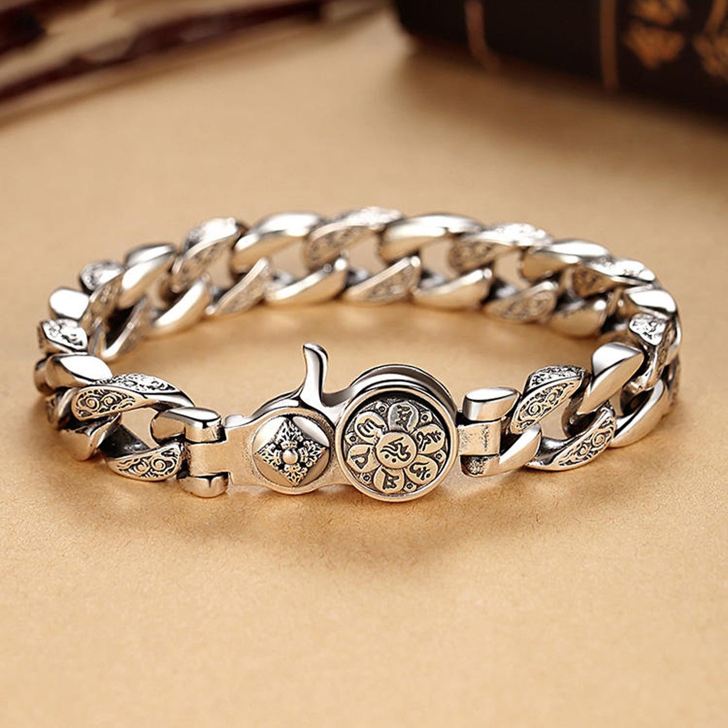 qh106-Personalized and elegant retro men's bracelet