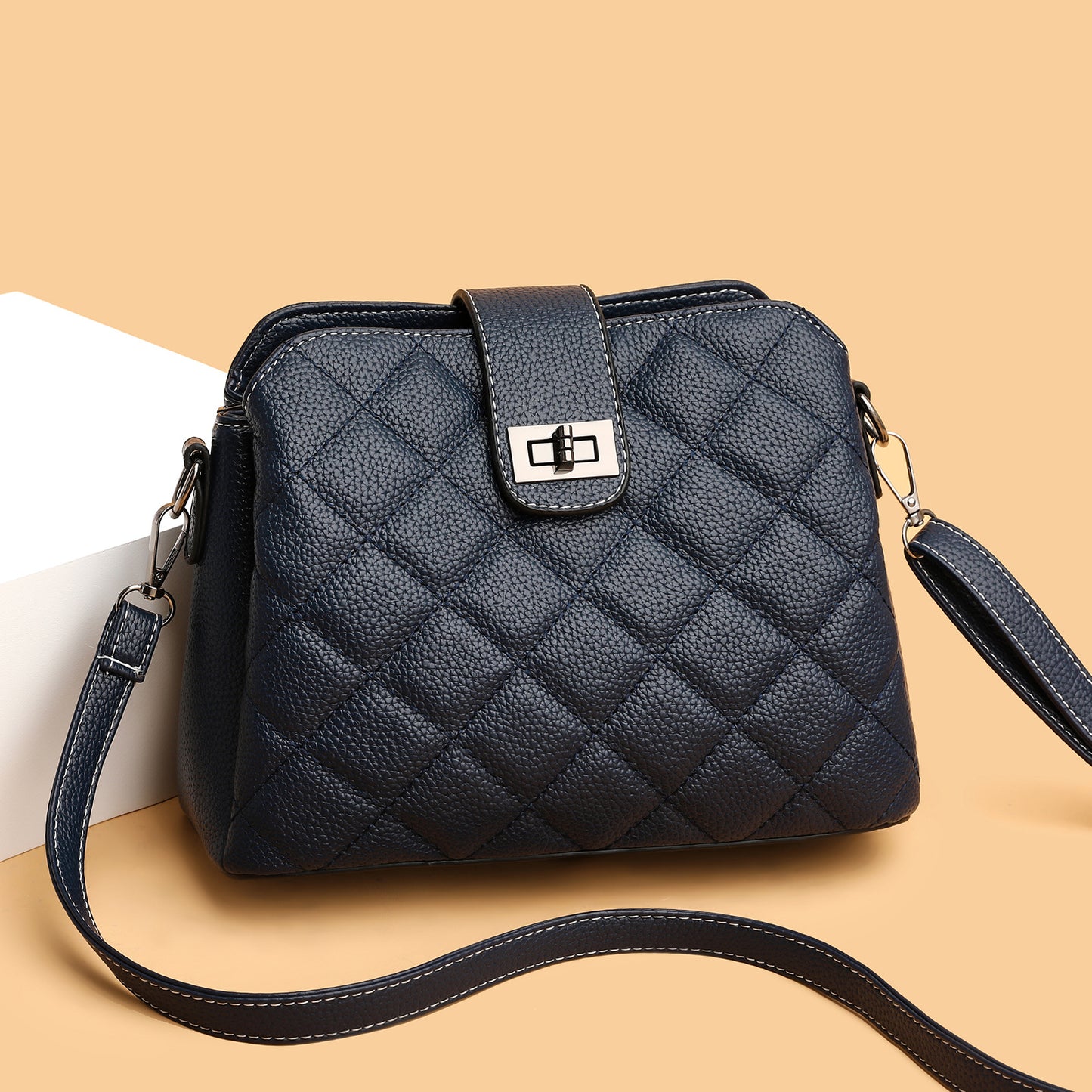 Simple and stylish diamond-patterned large-capacity bucket bag